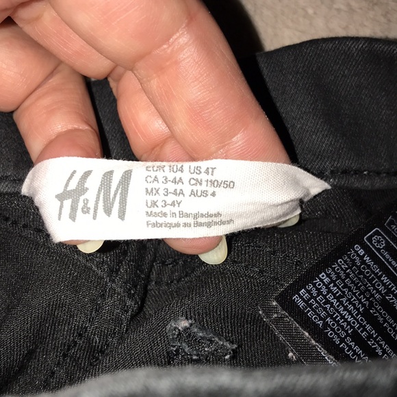 H&M US 4T black stretchy jeans distressed right knee 💕 - Picture 3 of 4